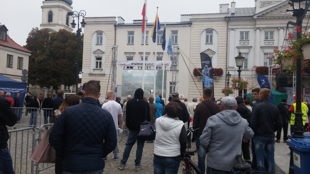 Mieszkańcy podczas oglądania przebiegu półmaratonu